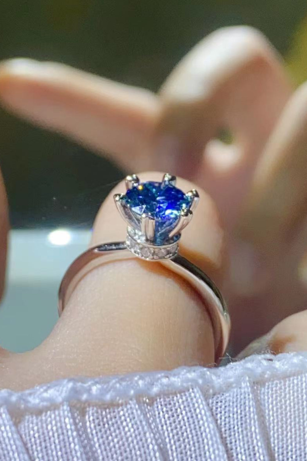 1 Carat Moissanite 6-Prong Solitaire Ring – image 5 | Lilixa Trending Jewelry