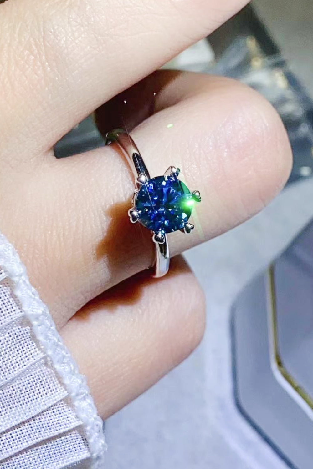 1 Carat Moissanite 6-Prong Solitaire Ring – image 4 | Lilixa Trending Jewelry